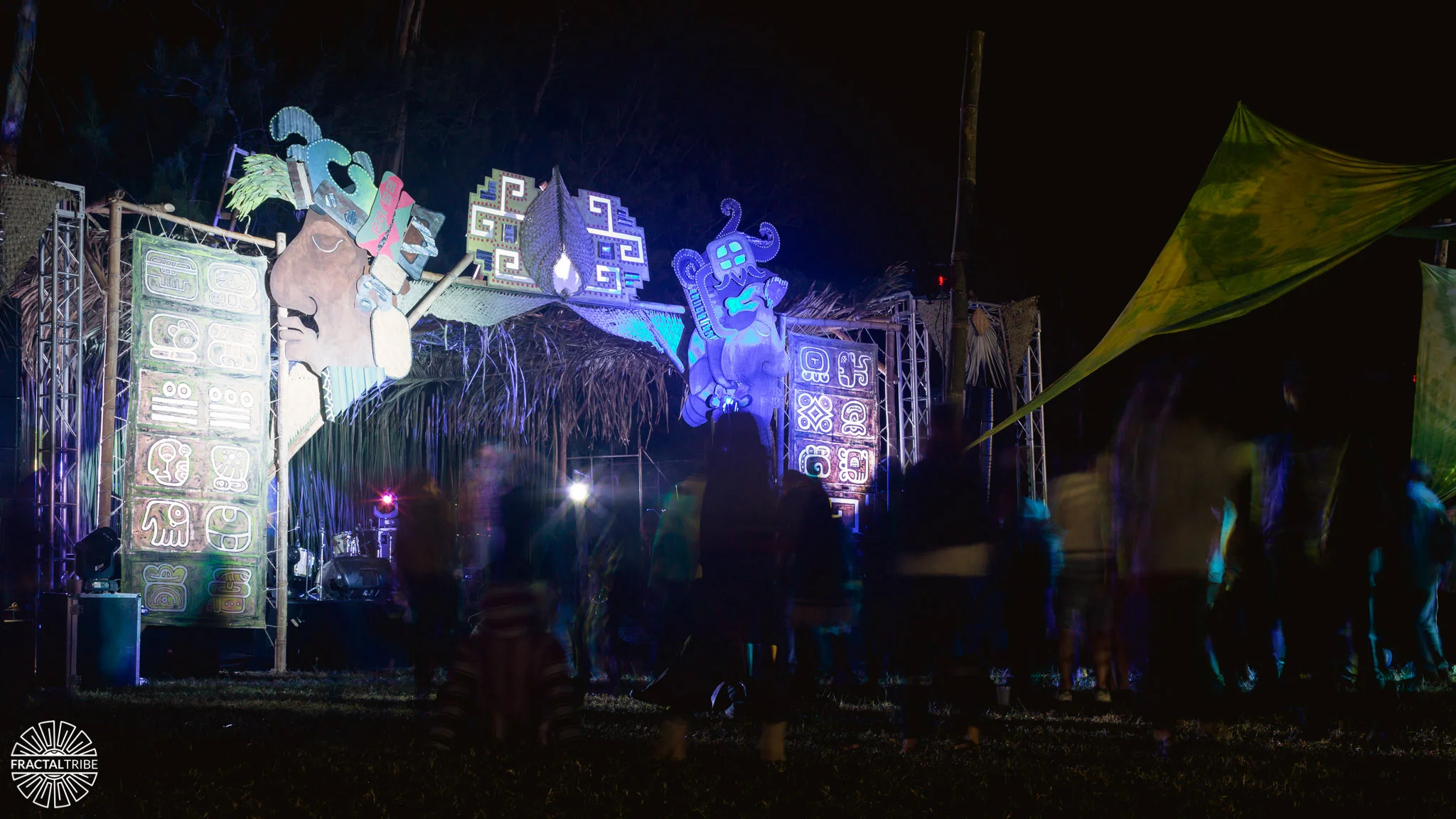 Templo Pakal stage at night