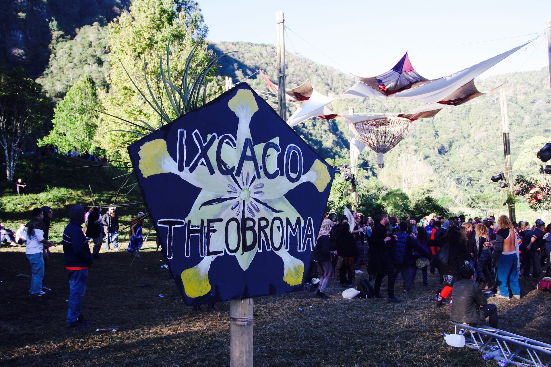 IXCACAO Bass Stage — Construction & Design